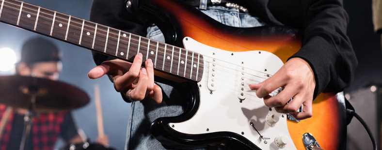 Breaking In New Electric Guitar Strings: Facts vs. Myths